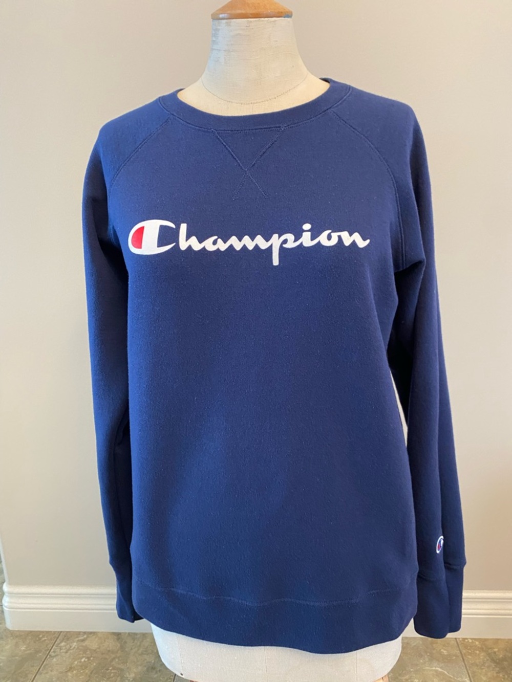 Champion long sleeved navy sweatshirt with red, white and blue logo. Size M
❤️🤍💙